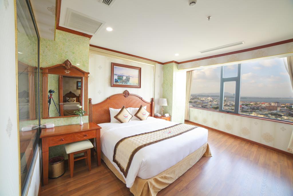 Imperial Suite Port View Khách sạn Hương Việt Quy Nhơn