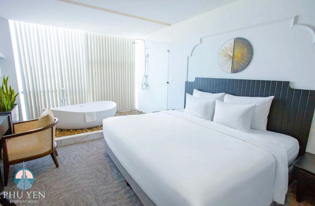 Superior giường đôi Hướng biển (Superior Double Sea View) - Khách sạn Phú Yên Everyday